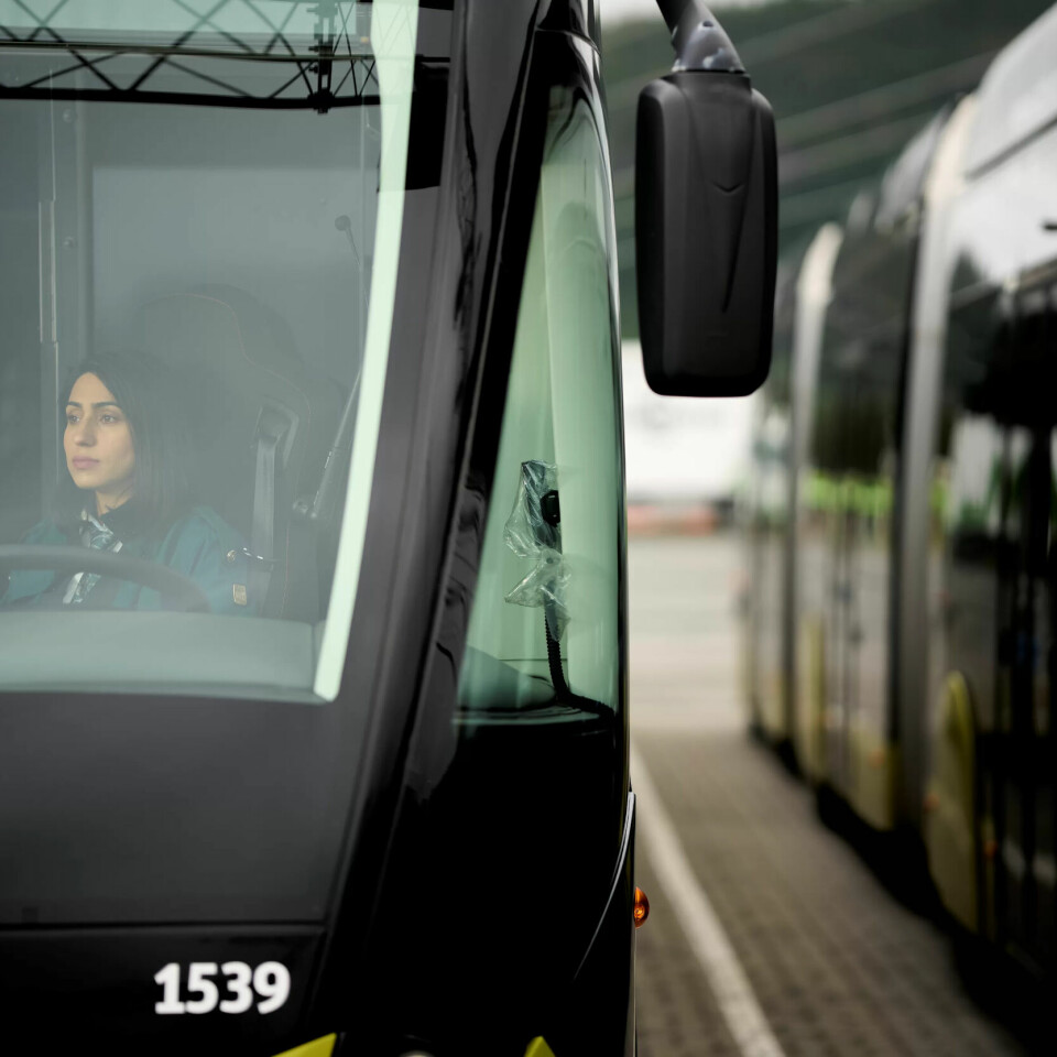 TRYGGERE: Somieh Rasool føler seg tryggere når hun kjører en busstype med avlukket førerrom TRYGGERE: Somieh Rasool føler seg tryggere når hun kjører en busstype med avlukket førerrom