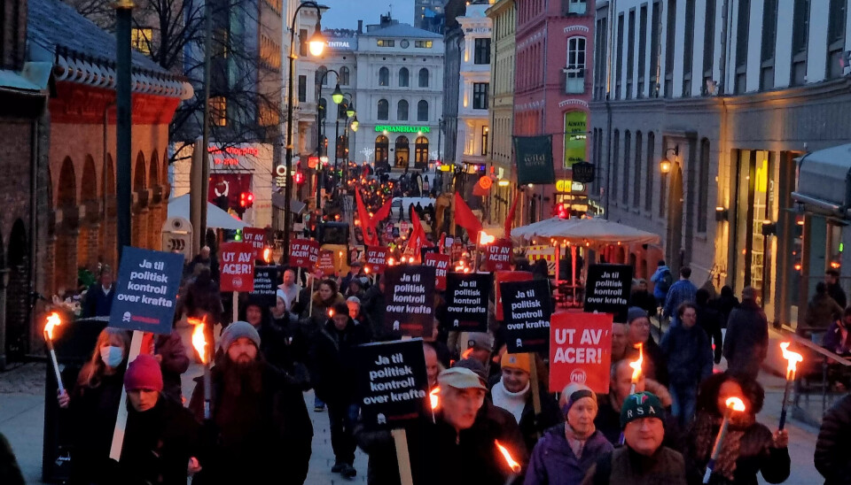 FAKKELTOG: Demonstranter gikk med fakler fra Jernbanetorget og til Stortinget tirsdag. Industriaksjonen står bak markeringen. Mange LO-foreninger har engasjert seg. FAKKELTOG: Demonstranter gikk med fakler fra Jernbanetorget og til Stortinget tirsdag. Industriaksjonen står bak markeringen. Mange LO-foreninger har engasjert seg.