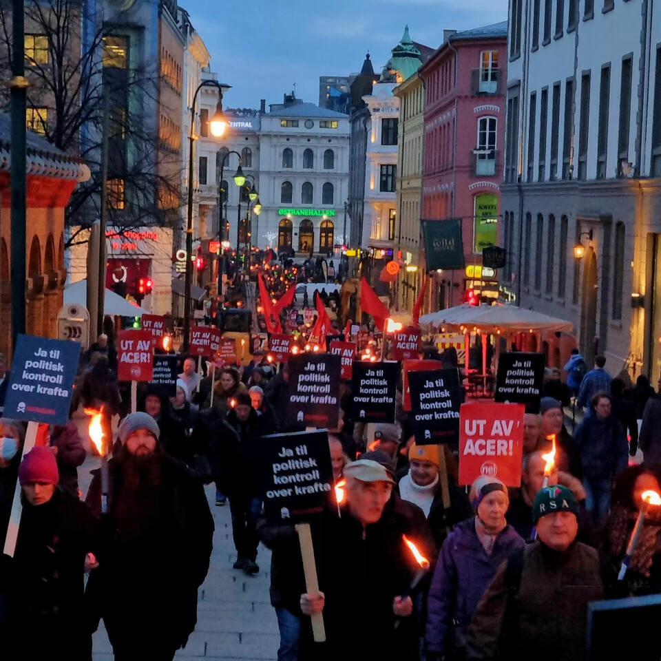 FAKKELTOG: Demonstranter gikk med fakler fra Jernbanetorget og til Stortinget tirsdag. Industriaksjonen står bak markeringen. Mange LO-foreninger har engasjert seg. FAKKELTOG: Demonstranter gikk med fakler fra Jernbanetorget og til Stortinget tirsdag. Industriaksjonen står bak markeringen. Mange LO-foreninger har engasjert seg.