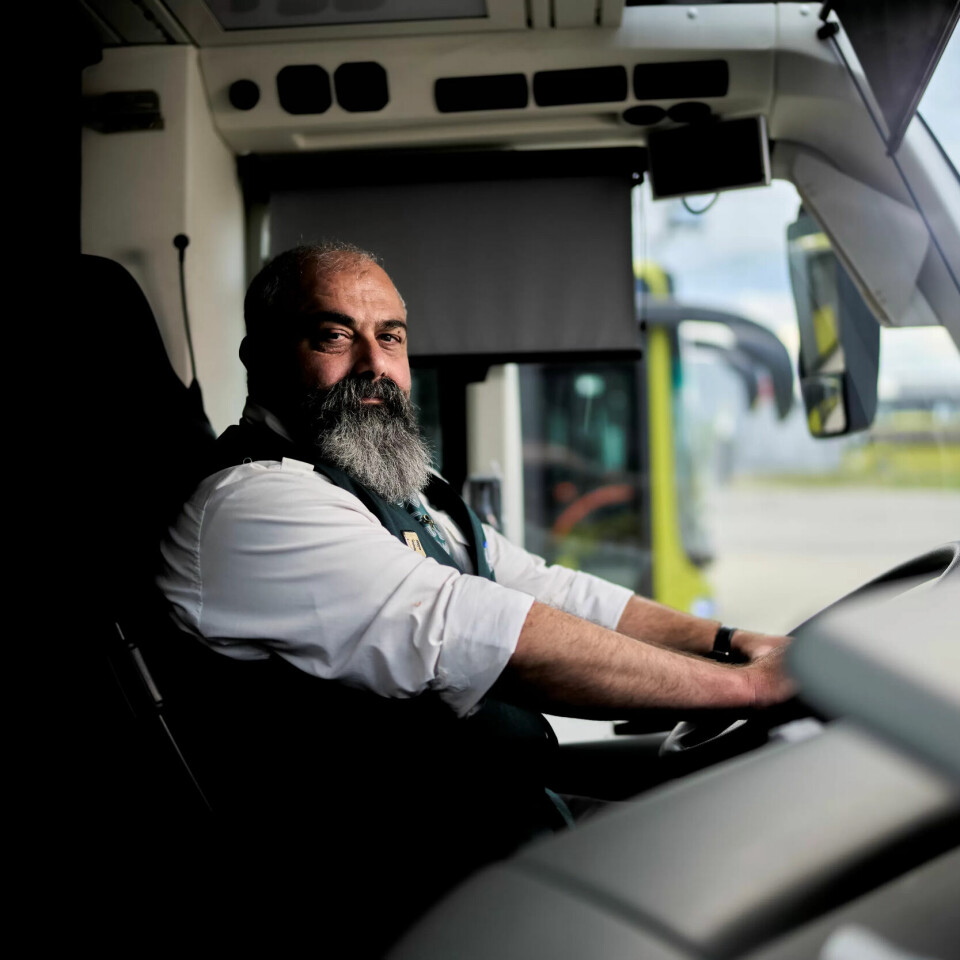 Bussjåfør Somieh (36) ble angrepet: – Plutselig kjenner jeg et hardt slag i ansiktet, og hodet fyker bakover. Solbrillene blir knust