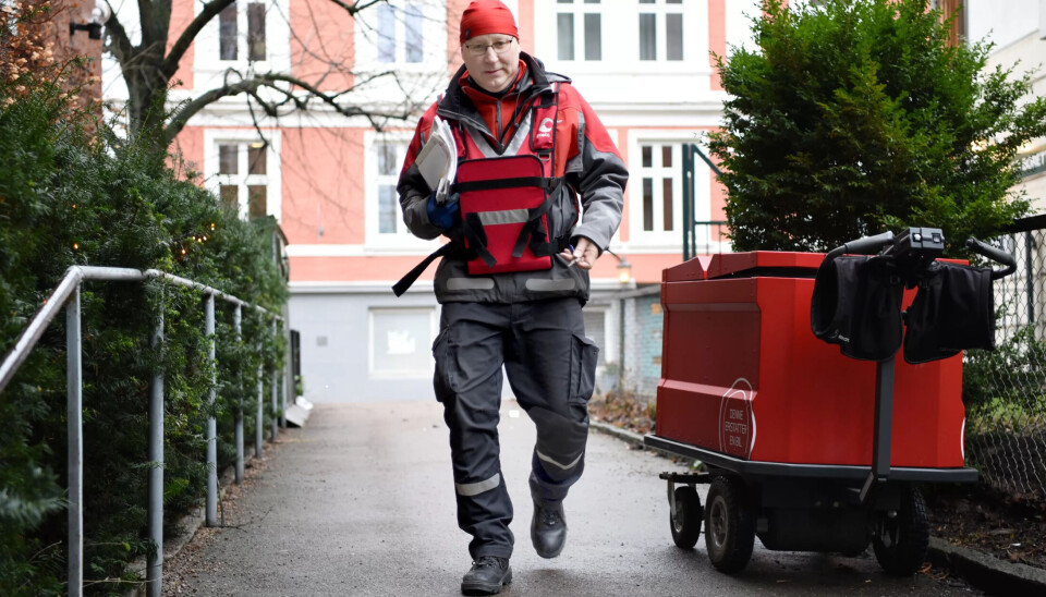 HJEMLEVERING: Posten foreslår å beholde tradisjonell hjemlevering av post - men kun én dag i uka. I tillegg foreslår man innføring av dørterskeltjenester til landets eldre. Her leverer Tore Jan Jakobsen post på Majorstua i Oslo. HJEMLEVERING: Posten foreslår å beholde tradisjonell hjemlevering av post - men kun én dag i uka. I tillegg foreslår man innføring av dørterskeltjenester til landets eldre. Her leverer Tore Jan Jakobsen post på Majorstua i Oslo.