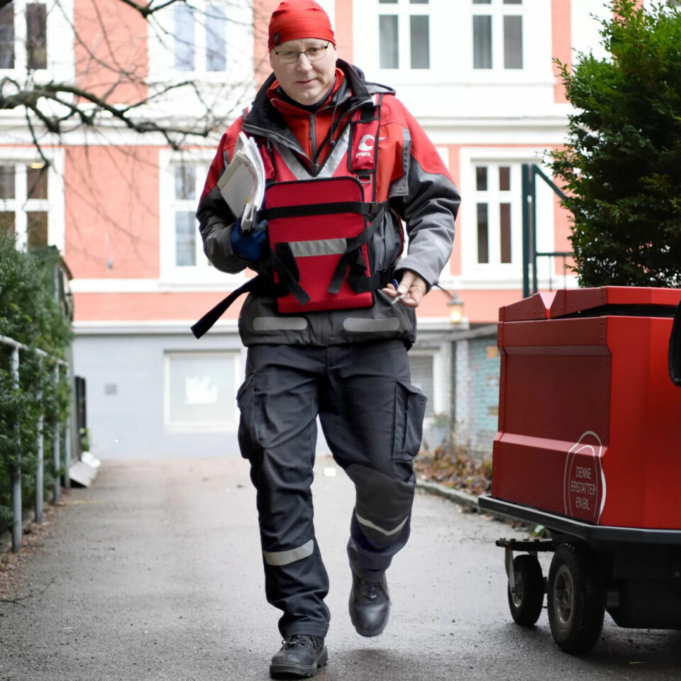 HJEMLEVERING: Posten foreslår å beholde tradisjonell hjemlevering av post - men kun én dag i uka. I tillegg foreslår man innføring av dørterskeltjenester til landets eldre. Her leverer Tore Jan Jakobsen post på Majorstua i Oslo. HJEMLEVERING: Posten foreslår å beholde tradisjonell hjemlevering av post - men kun én dag i uka. I tillegg foreslår man innføring av dørterskeltjenester til landets eldre. Her leverer Tore Jan Jakobsen post på Majorstua i Oslo.