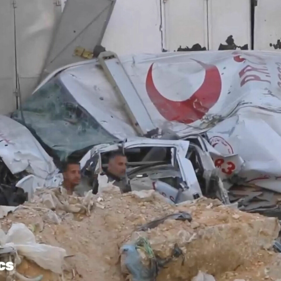 GAZA: En ødelagt ambulanse fra røde Halvmåne i byen Khan Younis GAZA: En ødelagt ambulanse fra røde Halvmåne i byen Khan Younis