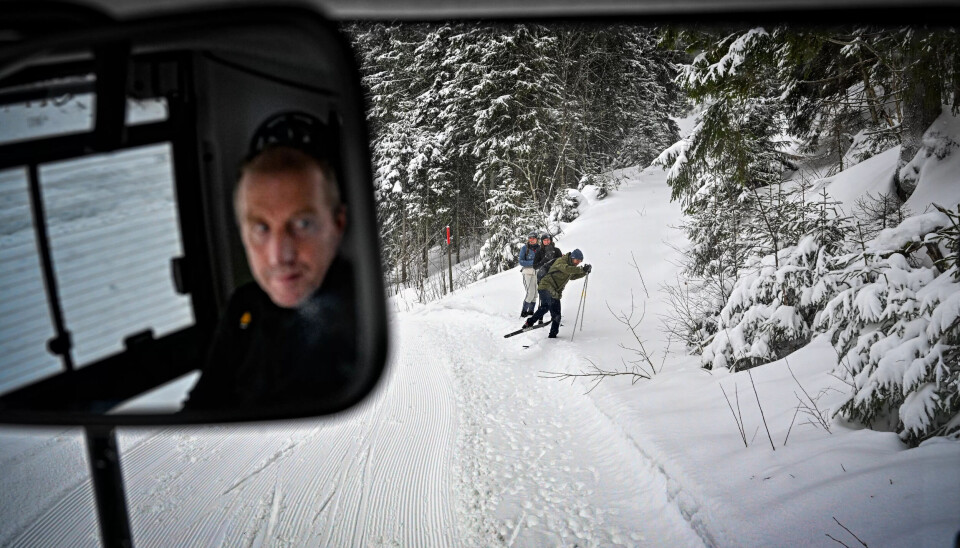 Roar Grønvold må hele tiden ha full oppmerksomhet på omgivelsene mens han kjører løyper. De aller fleste skiløperne flytter seg for løypemaskinen. Men ikke alle får med seg at han kommer. Roar Grønvold må hele tiden ha full oppmerksomhet på omgivelsene mens han kjører løyper. De aller fleste skiløperne flytter seg for løypemaskinen. Men ikke alle får med seg at han kommer.