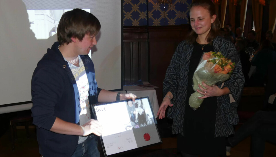 MULTIMEDIA: Journalist Hanna Skotheim fikk prisen for beste multimedia for hennes reportasje om turnuslivet. Her får hun diplopmet av jurymedlem og NRK-journalist Øyvind Bye Skille. Skotheim er utdannet journalist fra OsloMet og har tidligere jobbe for NTB blant andre. MULTIMEDIA: Journalist Hanna Skotheim fikk prisen for beste multimedia for hennes reportasje om turnuslivet. Her får hun diplopmet av jurymedlem og NRK-journalist Øyvind Bye Skille. Skotheim er utdannet journalist fra OsloMet og har tidligere jobbe for NTB blant andre.