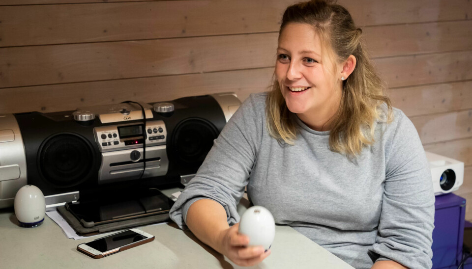 PODKAST: I Nordre Ås barnehage er det mange barn som har foreldre som ikke forstår så godt norsk. For at foreldrene bedre skal forstå hva barna gjør i løpet av en dag og hva de eventuelt trenger å ha med neste dag, lager barnehagepedagog Malin Lifvergren (31) en podkast sammen med barna. – Flere av foreldrene sier at de alltid gleder seg til neste episode. PODKAST: I Nordre Ås barnehage er det mange barn som har foreldre som ikke forstår så godt norsk. For at foreldrene bedre skal forstå hva barna gjør i løpet av en dag og hva de eventuelt trenger å ha med neste dag, lager barnehagepedagog Malin Lifvergren (31) en podkast sammen med barna. – Flere av foreldrene sier at de alltid gleder seg til neste episode.