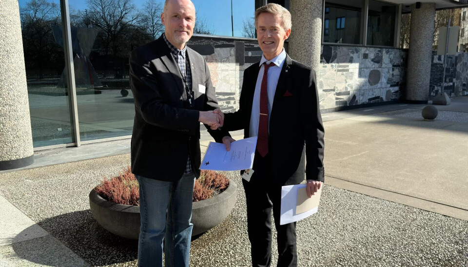 Dag-Einar Sivertsen, til venstre, (Fellesforbundet) og Jon Stordrange (NHO Transport) utveksler kravene. Nå skal de finleses i påsken, og forhandlingene starter 17. april. Dag-Einar Sivertsen, til venstre, (Fellesforbundet) og Jon Stordrange (NHO Transport) utveksler kravene. Nå skal de finleses i påsken, og forhandlingene starter 17. april.