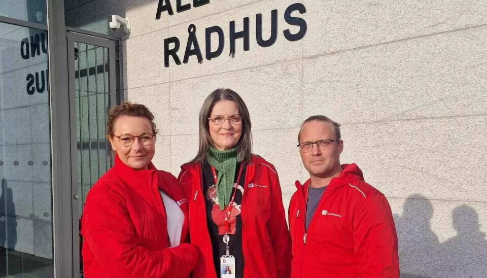 BEKYMRET: De hovedtillitsvalgte i Fagforbundet Ålesund kommune er bekymret for foreslåtte kuttplaner. Her står Inna Solbakken (f.v), Laila Irene Alvestad og Frode Nordstrand utenfor Rådhuset. BEKYMRET: De hovedtillitsvalgte i Fagforbundet Ålesund kommune er bekymret for foreslåtte kuttplaner. Her står Inna Solbakken (f.v), Laila Irene Alvestad og Frode Nordstrand utenfor Rådhuset.