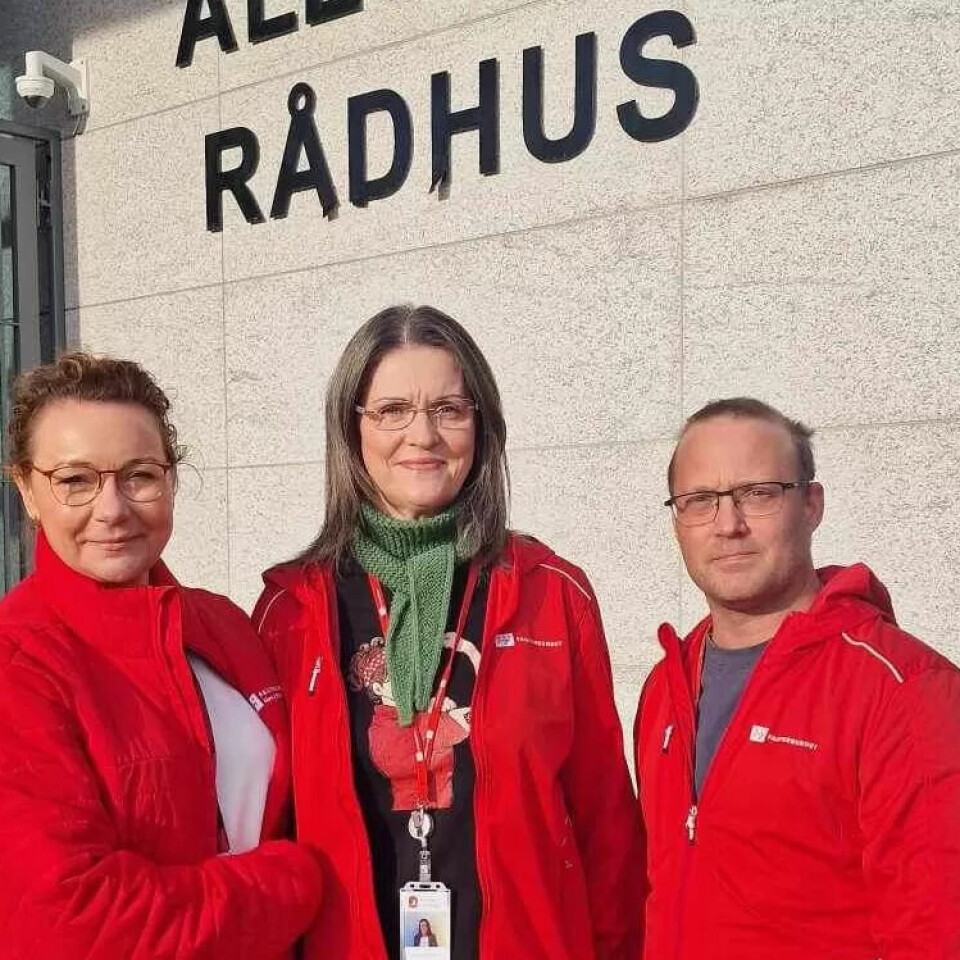 BEKYMRET: De hovedtillitsvalgte i Fagforbundet Ålesund kommune er bekymret for foreslåtte kuttplaner. Her står Inna Solbakken (f.v), Laila Irene Alvestad og Frode Nordstrand utenfor Rådhuset. BEKYMRET: De hovedtillitsvalgte i Fagforbundet Ålesund kommune er bekymret for foreslåtte kuttplaner. Her står Inna Solbakken (f.v), Laila Irene Alvestad og Frode Nordstrand utenfor Rådhuset.