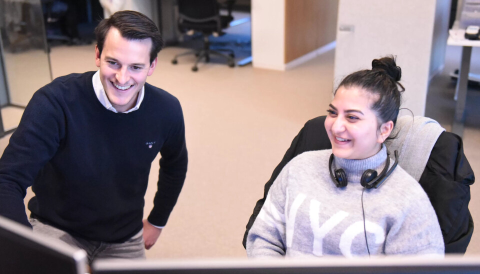 Erik Espeland har ansvaret for kundesenteret og er til god hjelp for Helai Sahil. Erik Espeland har ansvaret for kundesenteret og er til god hjelp for Helai Sahil.