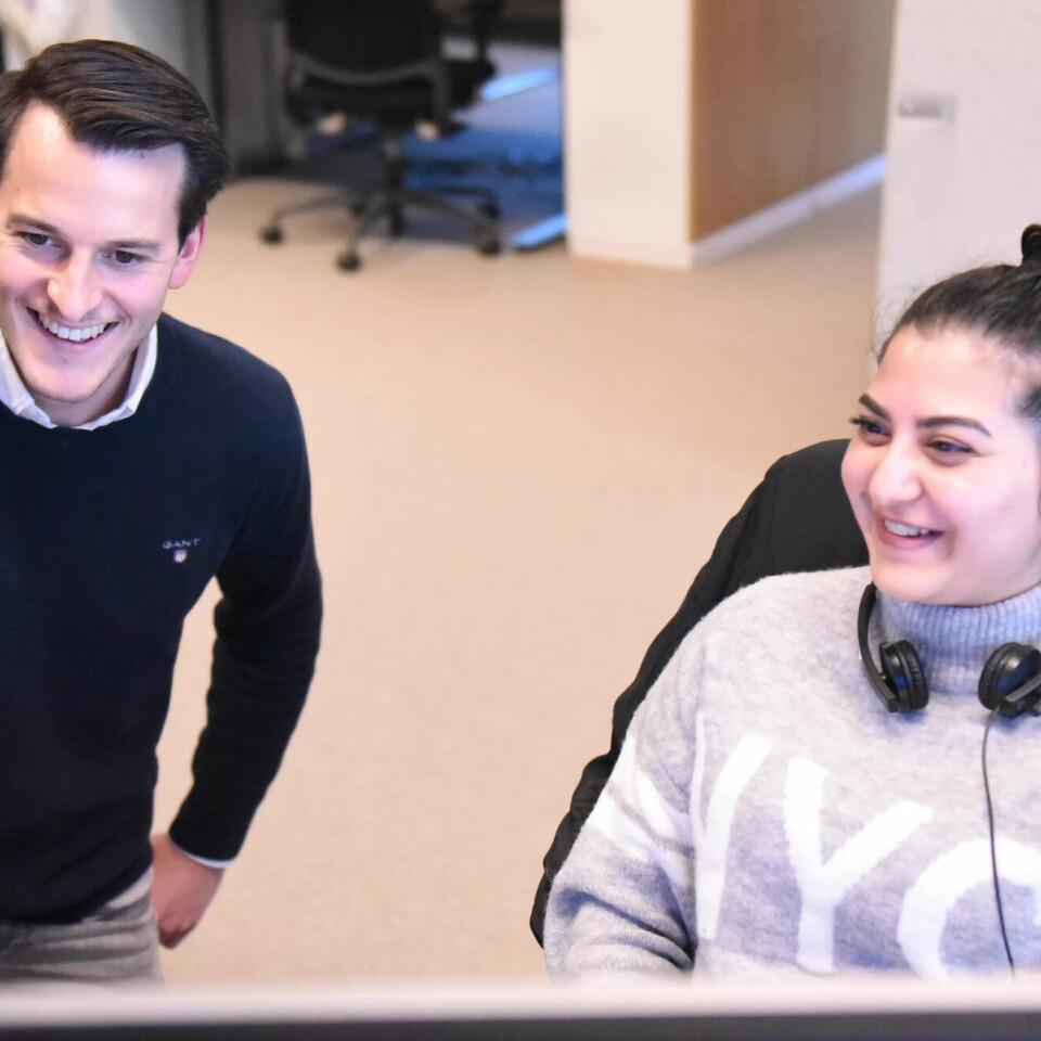 Erik Espeland har ansvaret for kundesenteret og er til god hjelp for Helai Sahil. Erik Espeland har ansvaret for kundesenteret og er til god hjelp for Helai Sahil.