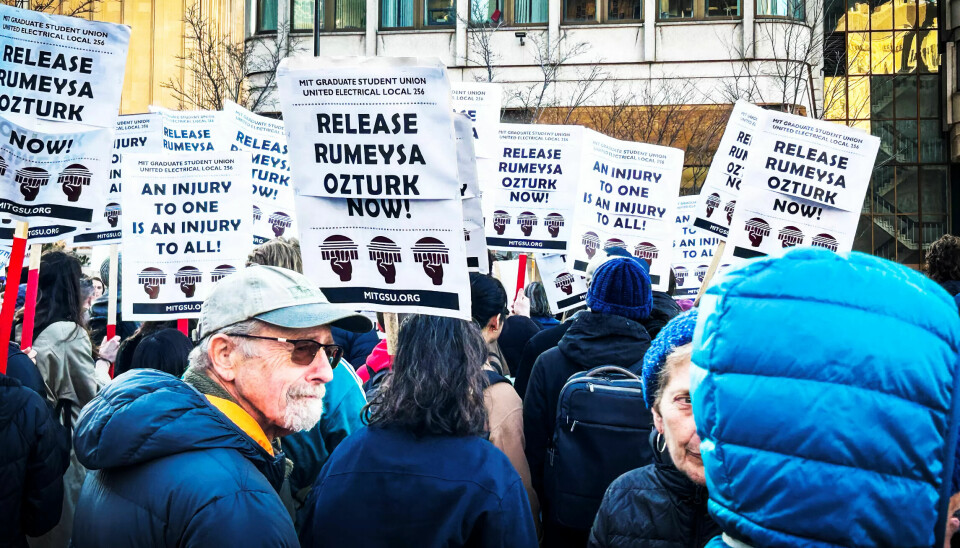 DEMONSTRASJON: Aksjonistene demonstrerer til støtte for den fensglede doktorgradsstudenten Rümeysa Öztürk.