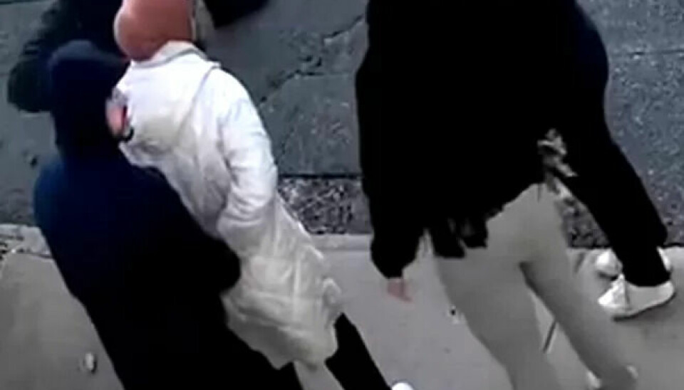 PÅGREPET: Doktorgradsstudenten Rümeysa Öztürk ble pågrepet av ICE-agenter 25. mars i Somerville, Massachusetts. Skjermbilde fra overvåkingsopptak.