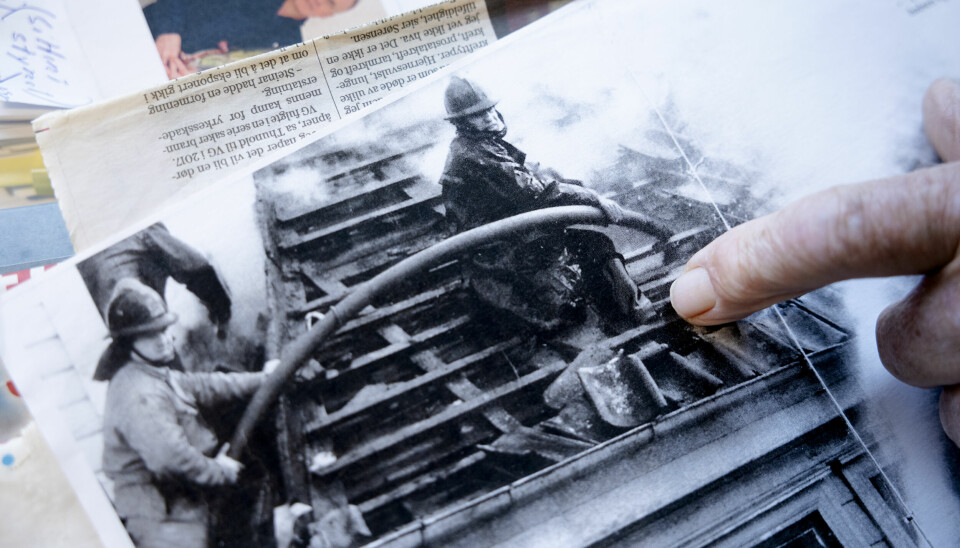 HUSBRANN: 8. mai 1974. Henry sitter til høyre i bildet. Han har kjempet mot prostatakreft i 15 år. Kollegaene døde av leukemi og lungekreft.