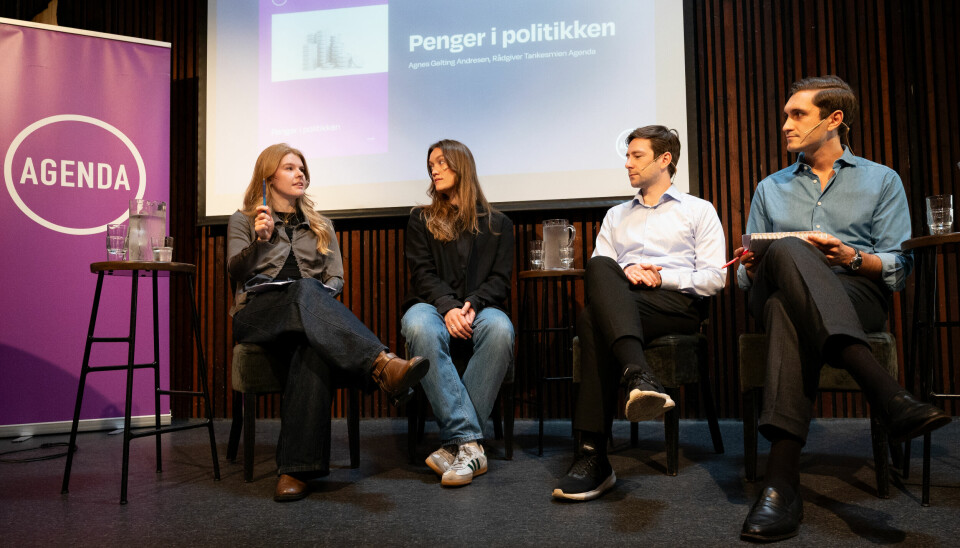 PENGER: Penger og politikk hører sammen, men en stemmeseddel og en pengeseddel skal telle likt, mente fra venstre: Agnes Gelting Andresen, Marte Lund Saga, Andreas Sjalg Unneland. Helt til høyre utspørrer Morgan Alangeh fra Agenda.