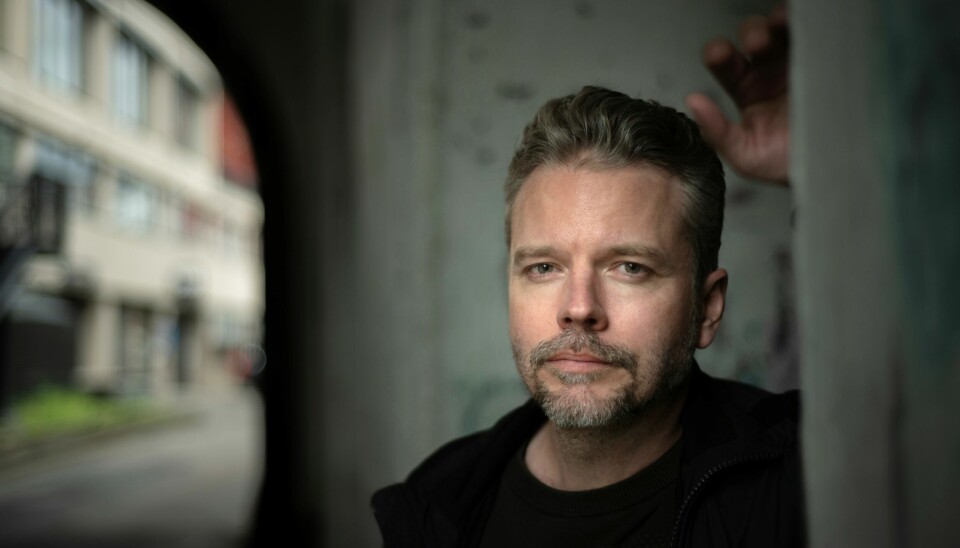 LUKKER VI ØYNENE: for at vi alle skal bli gamle en dag? spør den danske filmskaperen Frelle Petersen. Han er kinoaktuell med spillefilmen «Hjem kjære hjem».
