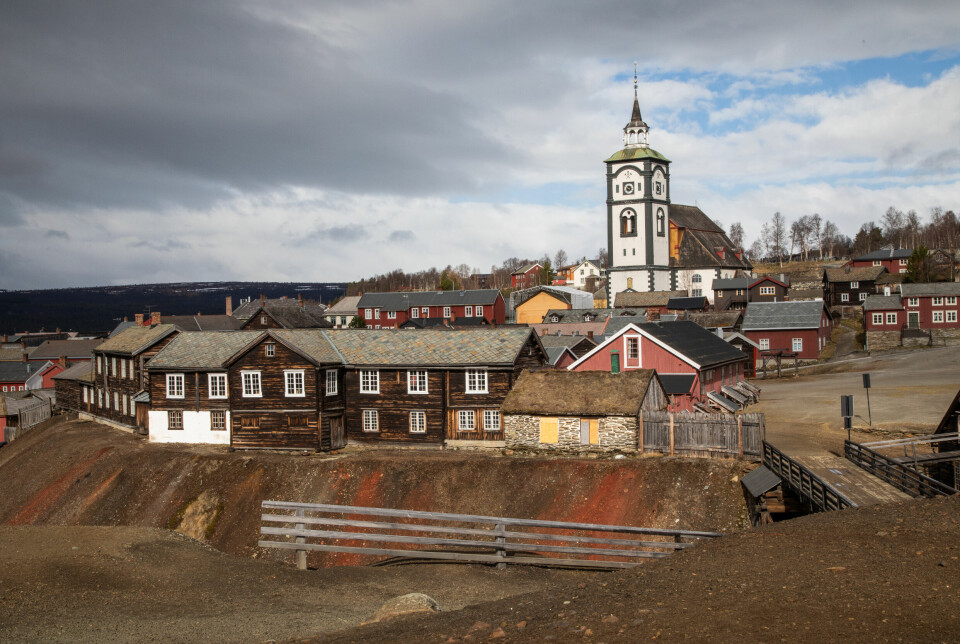 LANDEMERKE: Velkjente Røros kirke med litt av slagghaugene i forgrunnen