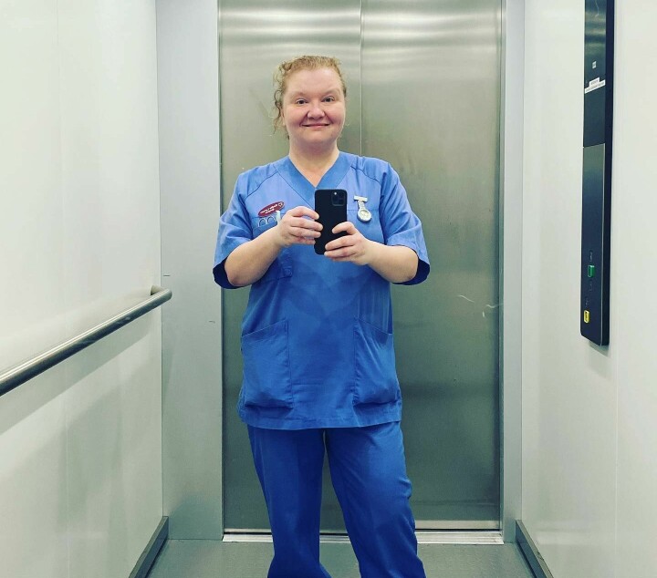 TILBAKE I UNIFORM: Anne Emilie var lykkelig over å være tilbake hos kolleger og pasienter. Hun overså den lille kimen av tvil nede i magen.