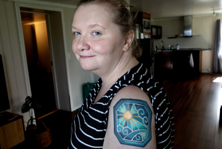 STOLT: Anne Emilie viser gjerne fram tatoveringen hun tok rett etter at bacheloren var i boks: Sykepleierforbundets logo.