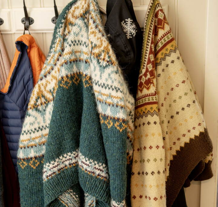 FRITIDSSYSSEL: Kveldene med strikketøy i sofakroken på Jentehuset gir varme resultater.