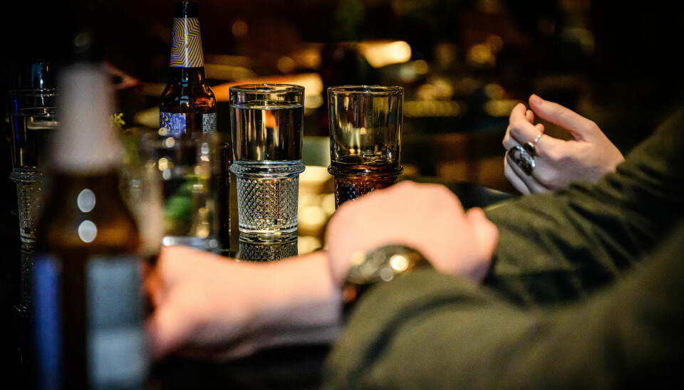 DRIKKEPRESS: Mange kolleger dropper jobbens sommerfest. De synes for eksempel det er krevende å måtte forklare hvorfor de ikke vil drikke alkohol.