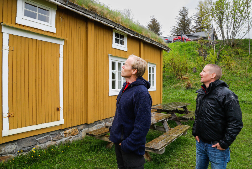 SMYKKESKRIN: Slik ser en perfekt neverkant ut for Harald Bergquist og Daniel Bakke. Arven etter håndverket deres vises på mange gamle hus i hele Salten-området.