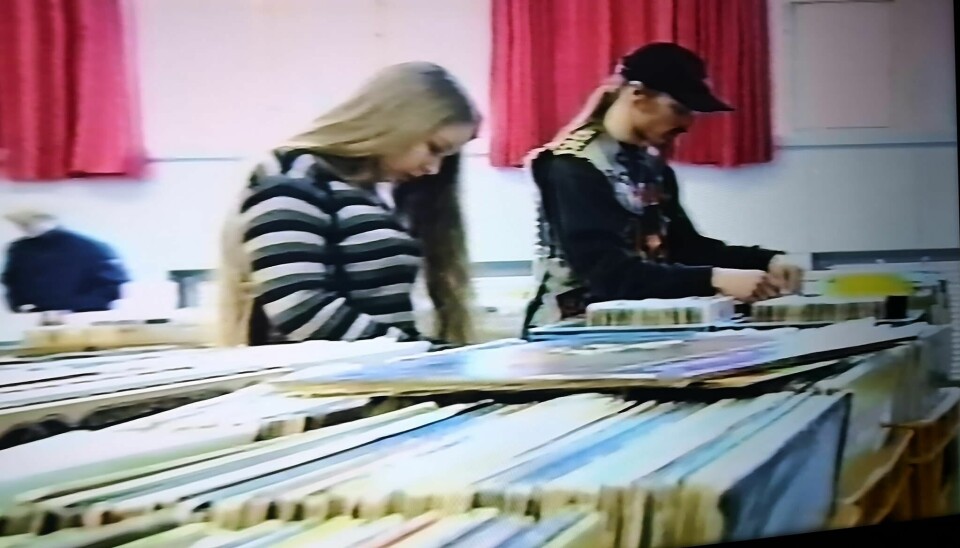 PÅ PLATEMESSE: Vivian og ungdomskjæresten Yngve deler interesse for vinyl. Her er de på platemesse på midten av 1990-tallet.