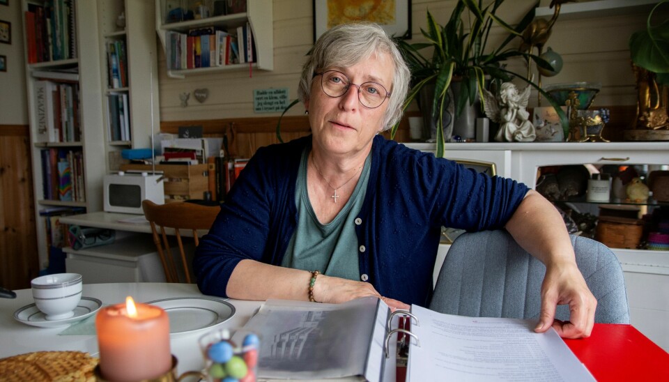 DOKUMENTERTE: Kirsti Bergquist har samlet alt i permene: Brev fra NAV, kommunen og avskrift av e-poster og annet. – Et ensomt rom å være i, sier hun om saken.
