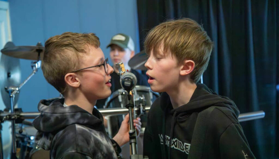 ROCKERE SYNGER SELV: Torgrim Berget Streitlien og Christer Bakke med Ivar Kjønsberg på trommer vil ikke at Alvdal og Trysil skal være bedre enn dem på UKM, så fra nå av synger de selv uten læreren.