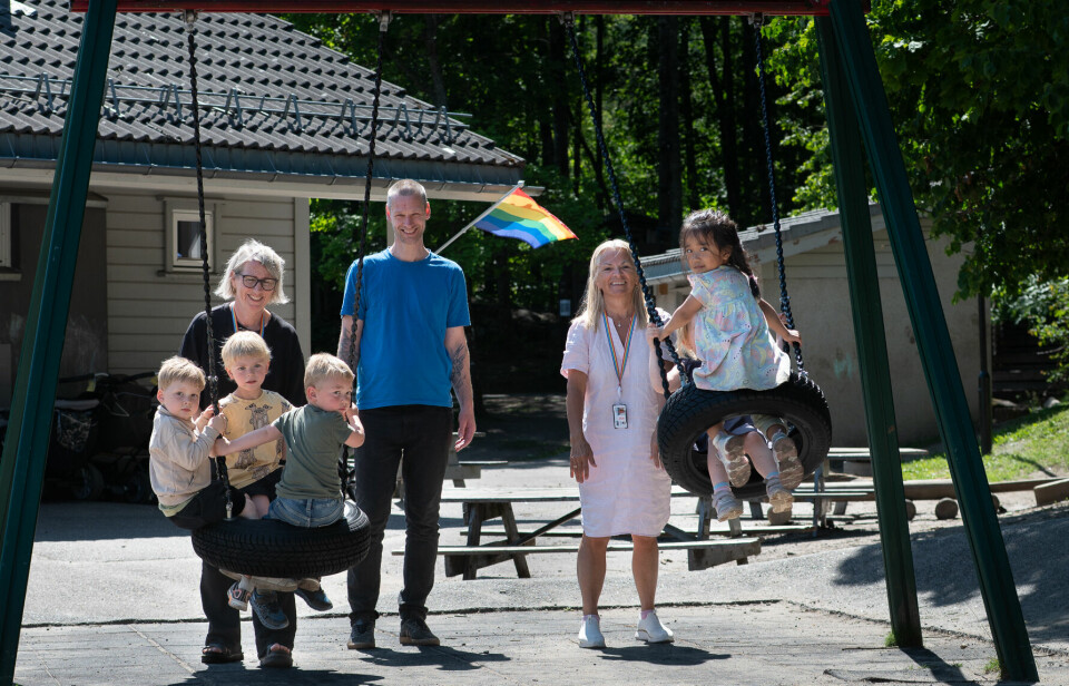 FLAGGER FOR PRIDE: I Skavli barnehage i Horten henger prideflagget stolt oppe. For barna og styrer Hege Bogen, barne- og ungdomsarbeider Robin Lilleødegård og barnehagesjef i Horten kommune June Malene Jensen er det en selvfølge at alle skal få være seg selv.
