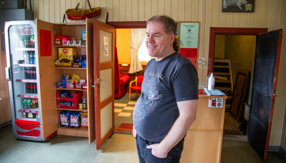 ALTMULIGMANN: Ronny Bekken Larsen er i tillegg til å være kulturskolelærer også kinomaskinist, fritidsklubbleder, tillitsvalgt og lokalpolitiker for Rødt. Ansvar for godteri og drikke hører med til det ansvaret.
