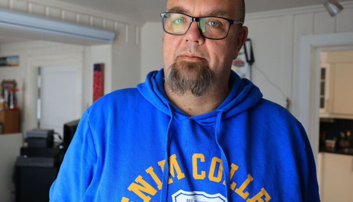TJENER BEDRE: Håkon Løwer får betydelig høyere lønn som helsefagarbeider enn han hadde som assistent.
