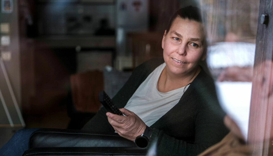PRAT: Bente Fidje i prat med Kristian som bor ved Myratunet bo- og omsorgssenter.