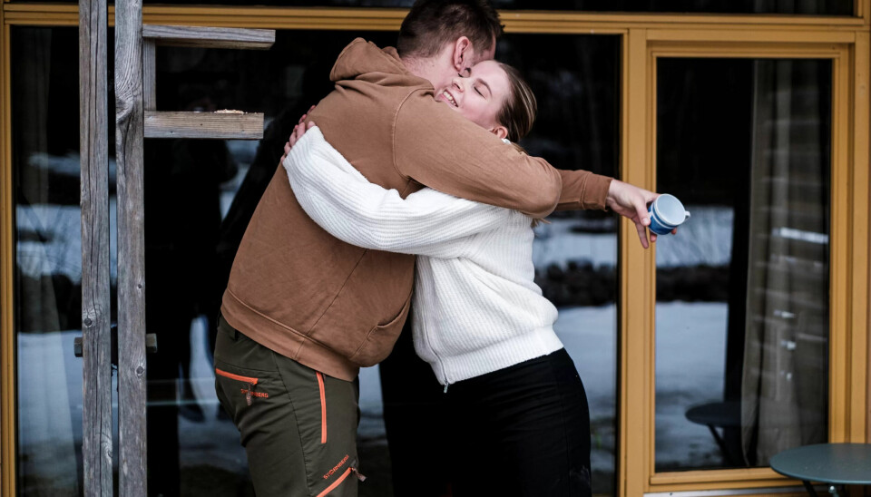 KLEM: Vernepleierstudent Michaela Lunde får en god klem av beboer Kristian.
