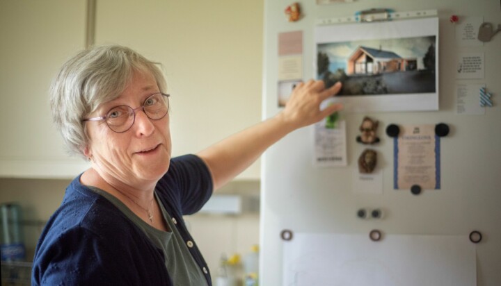 DRØMMER: Huset hun drømmer om å bygge, er foreløpig på kjøleskapet. I dag leier Kirsti Bergquist en liten sokkelleilighet.