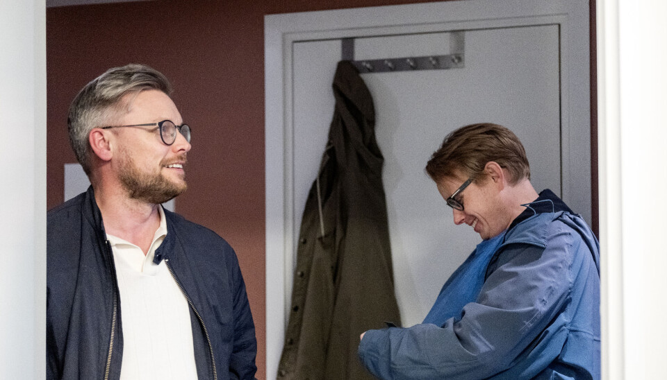 TO TETTE: Tarjei (t.h.) på besøk hos broren Joakim.
