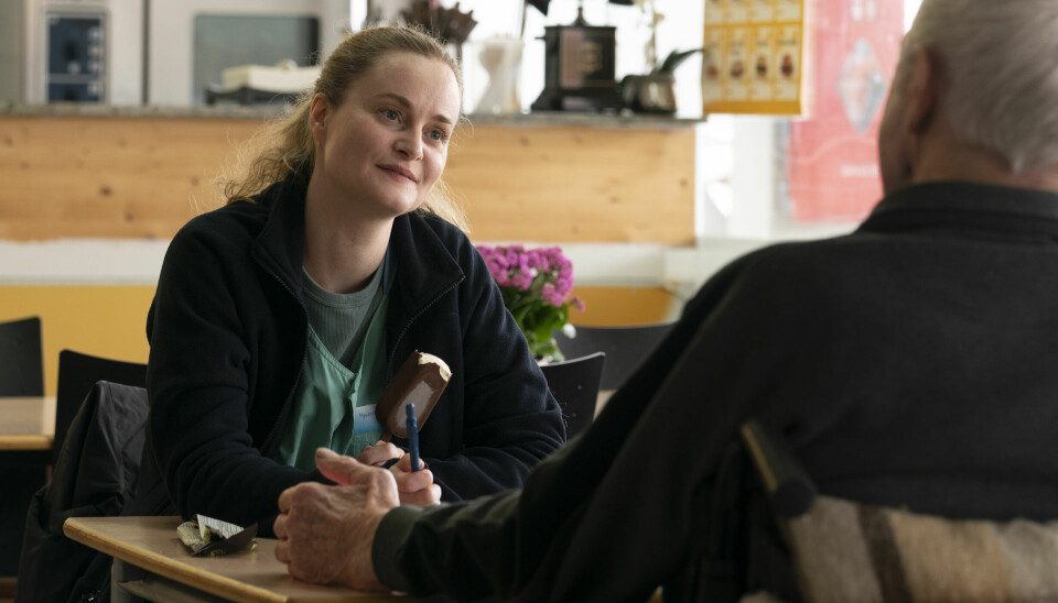GLEDE: Sofie knytter varme bånd til de eldre. Petersen ble inspirert til å lage filmen etter et besøk hos et eldre vennepar av familien. Mannen var blitt dement, men lyste opp hver gang hjemmehjelpen kom.