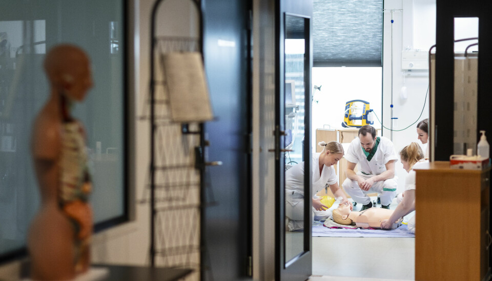 FLERE FAG: På simuleringsrommet er intubasjon dagens tema. Anestesisykepleier Tobias Fjærestad er med som ekstra veileder når studentene øver på luftforsyning til pasientens lunger.