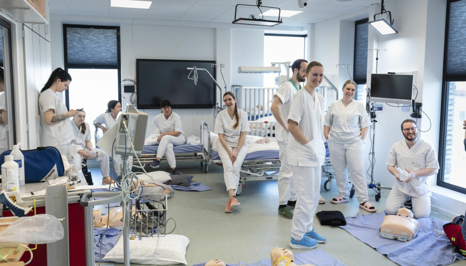GLEDER SEG: To spesialsykepleiere og tolv studenter gleder seg til en dag på simuleringsrommet. I startgropa sitter Daniel Almberg (t.h.) klar til å hjelpe «pasienten» med pusteproblemer.