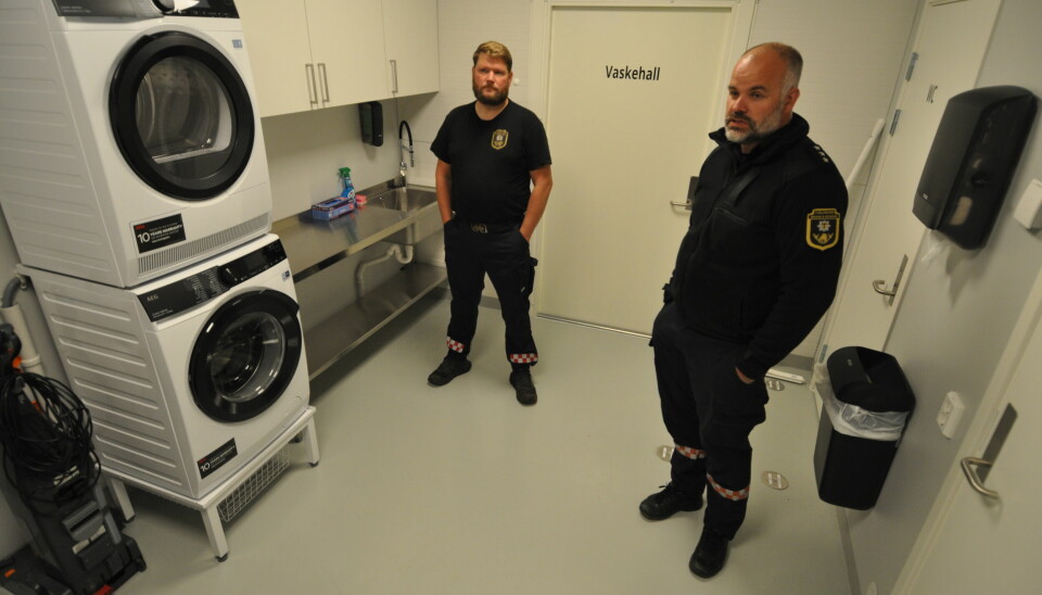 VASKERI: Midlertidige ordninger med å sende utrykningsklær til vaskerier, er erstattet av moderne maskiner som fjerner giftstoffer på stedet - på egen stasjon.