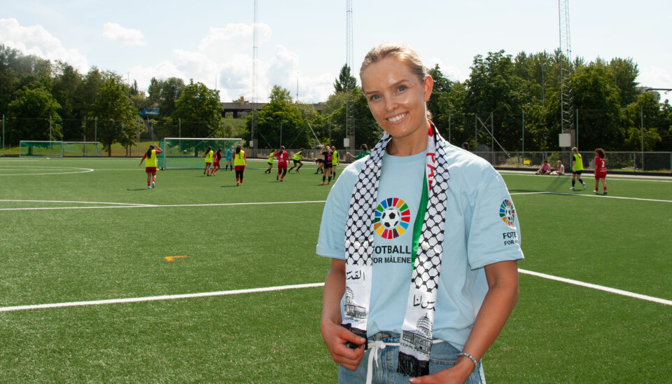 MED GLEDE: Toppspiller Guro Pettersen følger gladelig med på kampene arrangert av Fagforbundet.