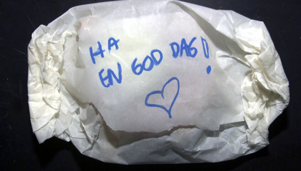 OLD SCHOOL: Matpakke i papir kan også brukes til å formidle viktige beskjeder internt i familieenheten.