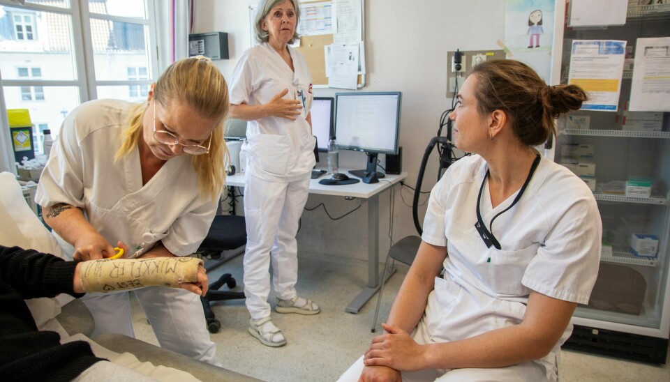 GOD OPPLÆRING: – Hun er god til å lære bort, sier den gipsklippende helsesekretæren om sykepleier og kollega Anna Elisabeth Havnegjerde Evensen (i midten). Lege Annika Gerda Winsnes er innom behandlingsrommet for å se om armen har grodd godt.