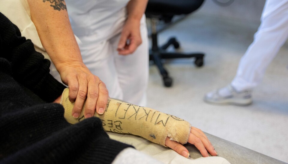 STOLT: Den unge pasienten viser gjerne fram gips med vennenes signaturer.