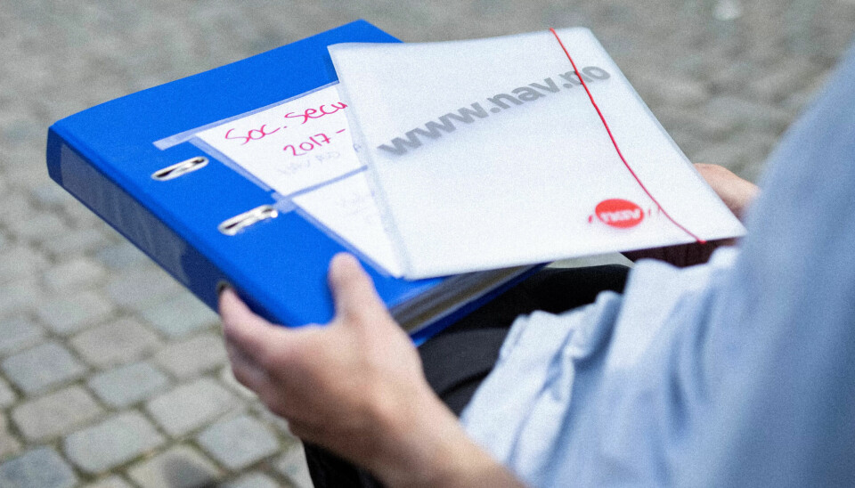 DOKUMENTER: Daniel sitter på enorme mengder dokumenter som Nav har sendt ham. Noen av dem inneholder svært personlige opplysninger om personer han ikke kjenner.