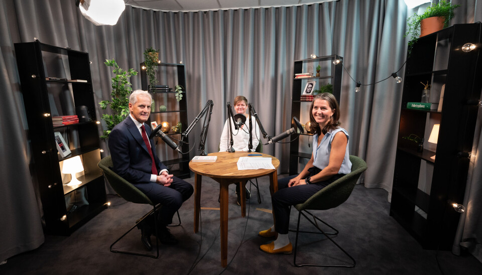 PODKAST-VERT: Helene Harsvik Skeibrok driver podkast sammen med Ingrid Wergeland. Her har de Jonas Gahr Støre på besøk.