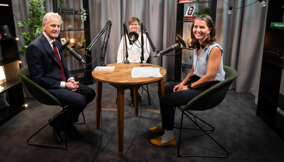 STÅR MYE PÅ SPILL: Norge i 2029 vil være et helt annet samfunn med Frp i førersetet etter dette valget, sier Jonas Gahr Støre. Det bekymrer statsministeren som sitter i Fagforbundets podkast-studio sammen med forbundets nestleder Helene Harsvik Skeibrok (i midten) og informasjonsrådgiver Ingrid Wergeland. Foto: Per Flakstad