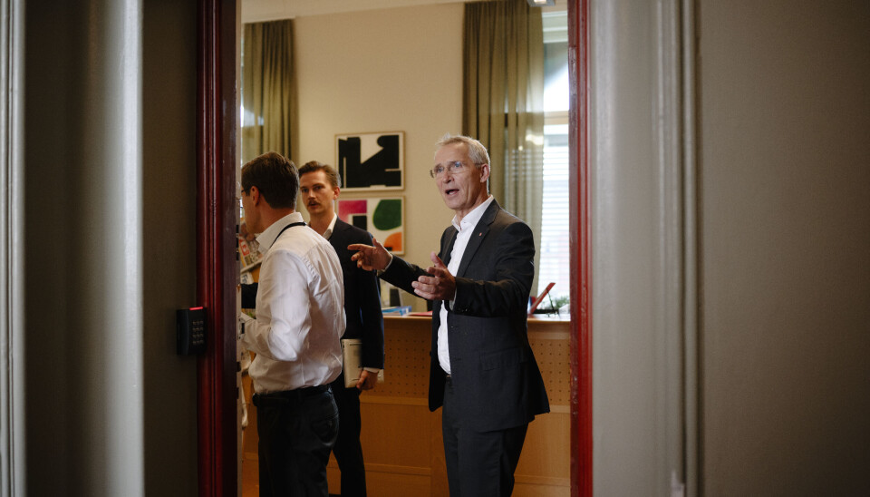 BUDSJETTMØTER: – Formueskatten er en del av spleiselaget vi har for å betale for skole, sykehus og alt annet vi gjør i fellesskapet, sier Jens Stoltenberg. Her med politiske rådgiver Jakob Schram(t.v) på vei inn i budsjettmøter i Finansdepartementet. Stormen rundt oljefondets investeringer, har ikke stilnet.