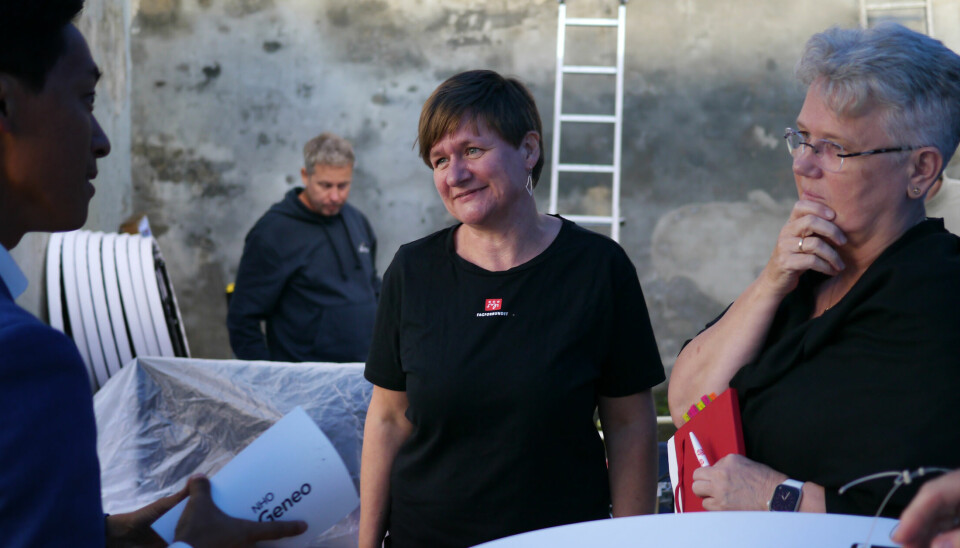 DEBATT: Fagforbundets Helene Skeibrok og Aps Tove Elise Madland (t.h.) i samtale med fagdirektør Martin Langaas i NHO Geneo.