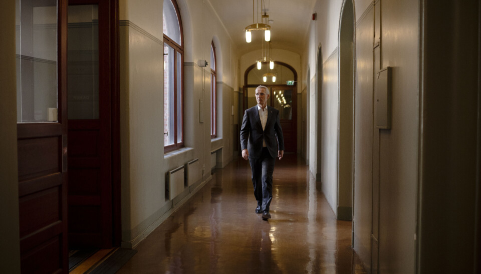 HVERDAG: Jens Stoltenberg liker ikke å ta heisen, han tar helst trappa. Denne dagen preges av budsjettmøter i finansdepartementet.